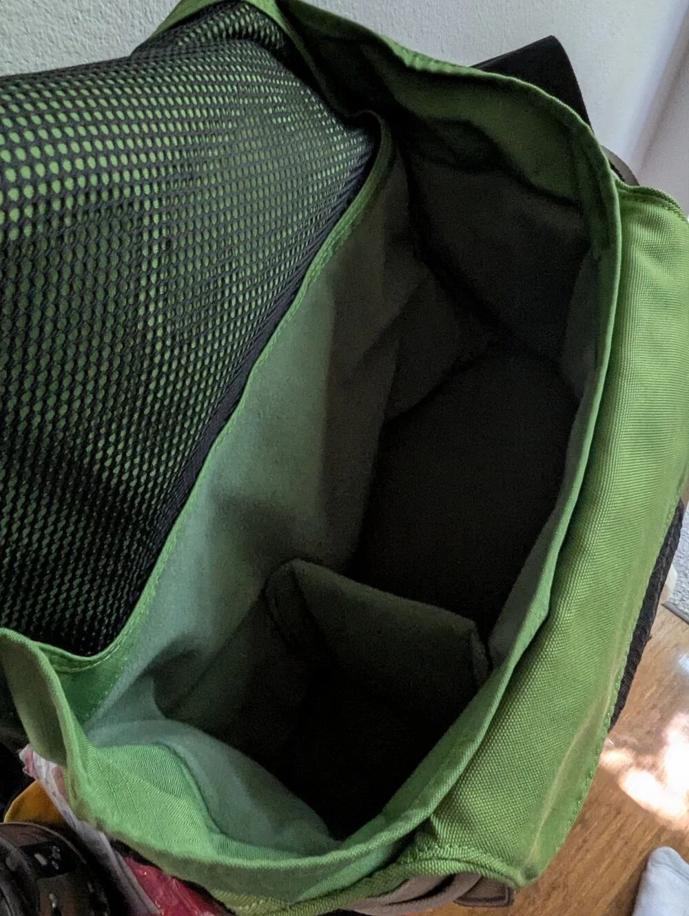 Crumpler 7 Million Dollar Messenger Sling 13L - Rifle Green